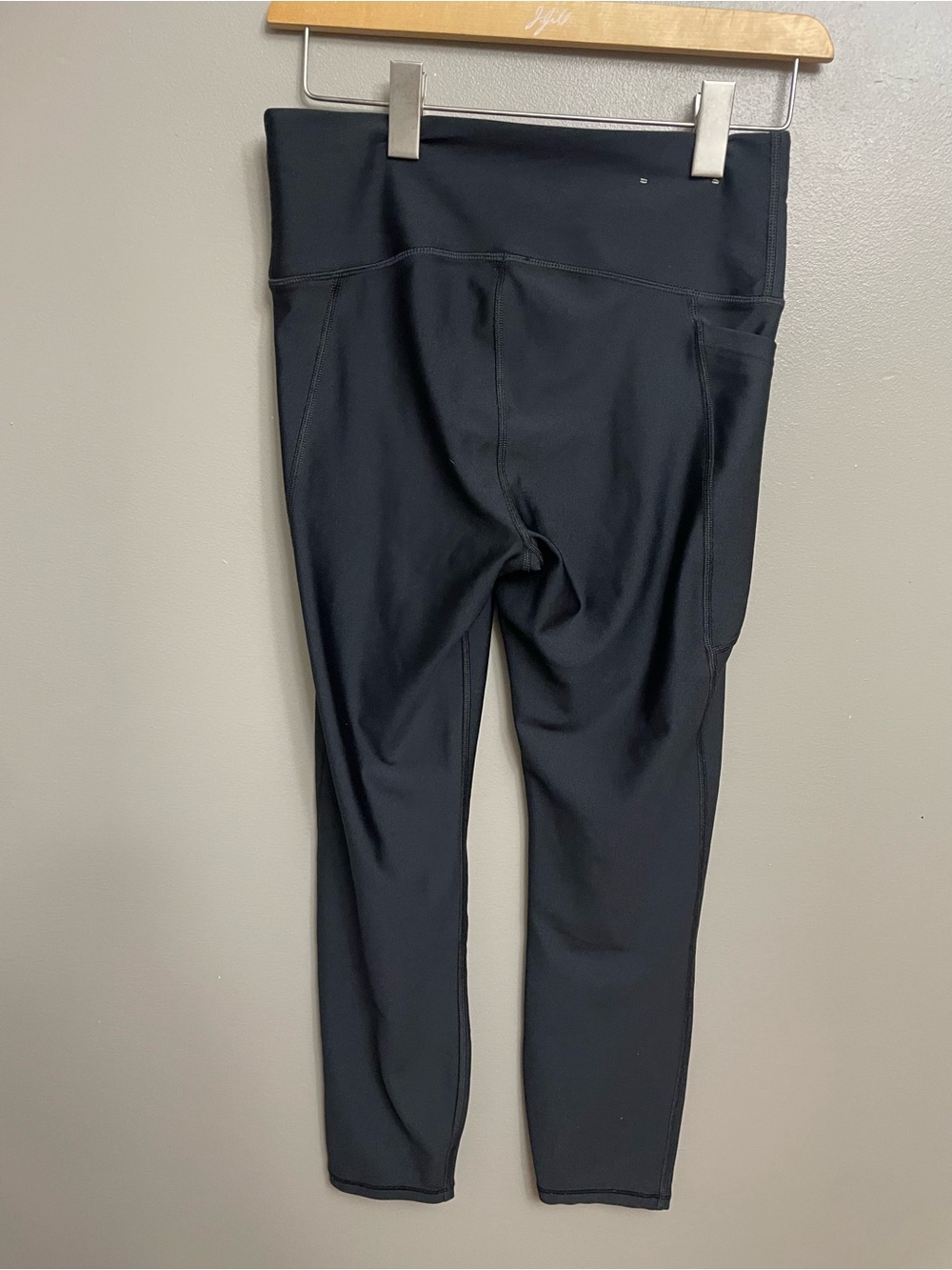 Under Armour black  HeatGear Compression Leggings with Tech Pocket size Medium